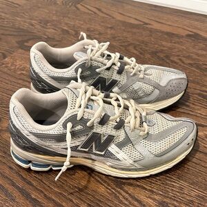 New Balance Men’s 1906 Gray and White Athletic Sneakers Size 10.5